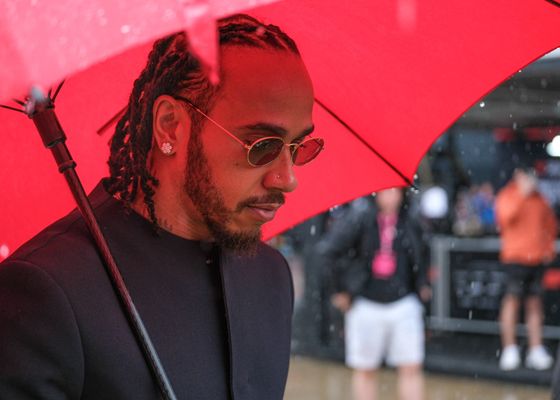 Lewis Hamilton da la cara por Ferrari, pero el equipo le busca sustituto