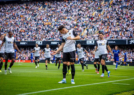 El Valencia arrasa en el Johan Cruyff