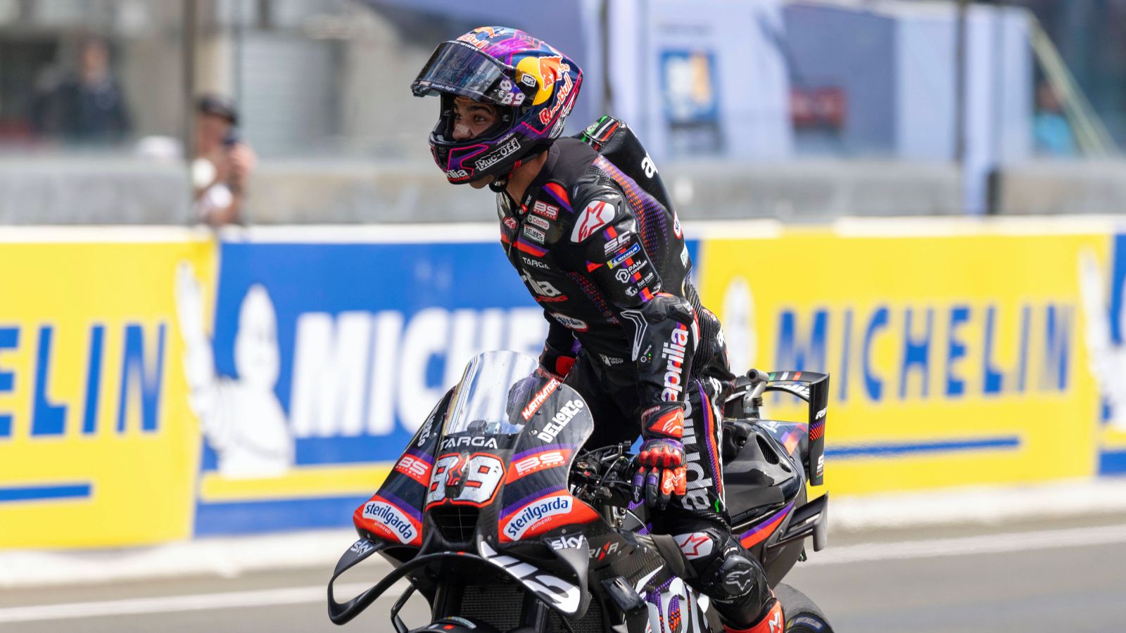 Jorge Martín saca sus lágrimas de campeón en Le Mans y se acuerda de Mbappé