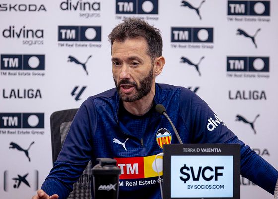 Corberán explica la situación de Danjuma tras su pérdida de protagonismo en el Valencia: "Estoy encantado"