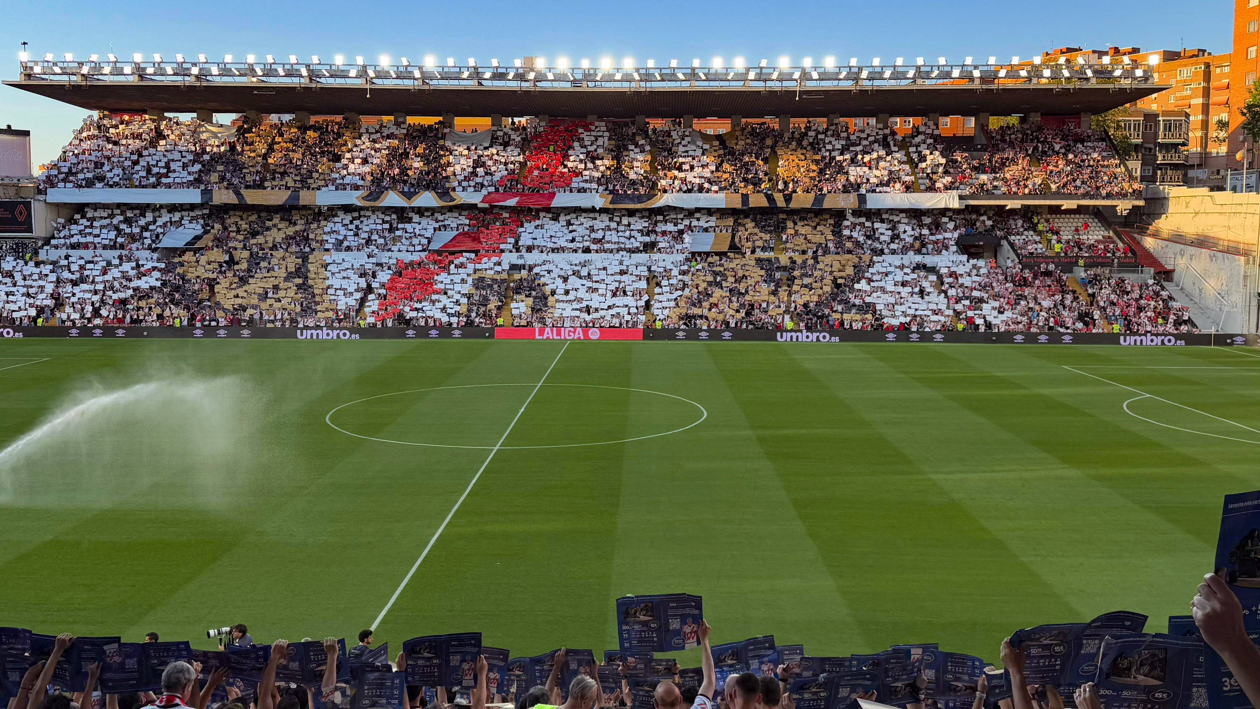 Bukaneros alzan la voz contra los precios de los abonos del Rayo Vallecano