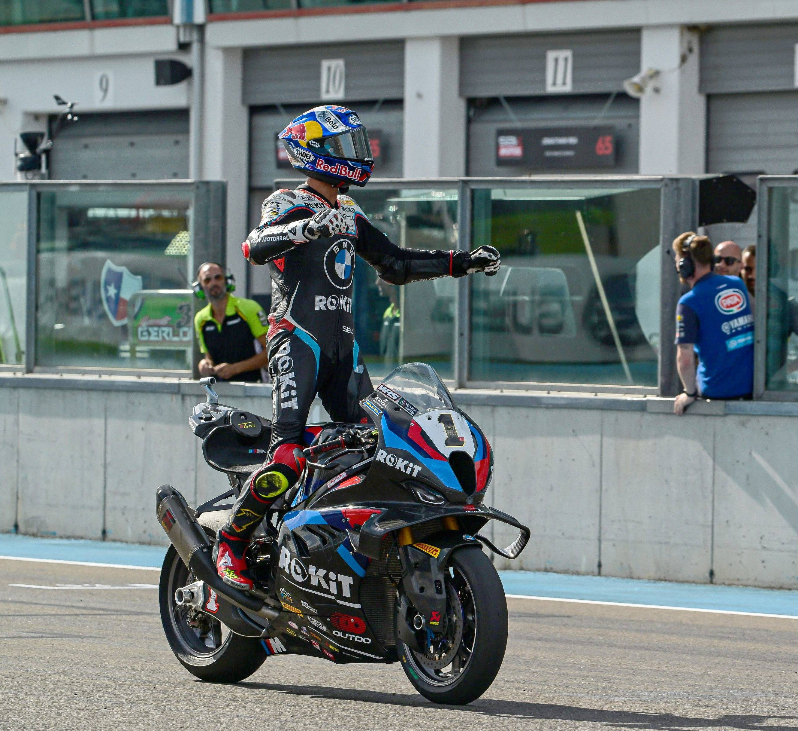 Toprak Razgatlioglu da el primer paso en Estoril y pone a tiro el Mundial de Superbikes