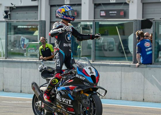 Toprak Razgatlioglu da el primer paso en Estoril y pone a tiro el Mundial de Superbikes