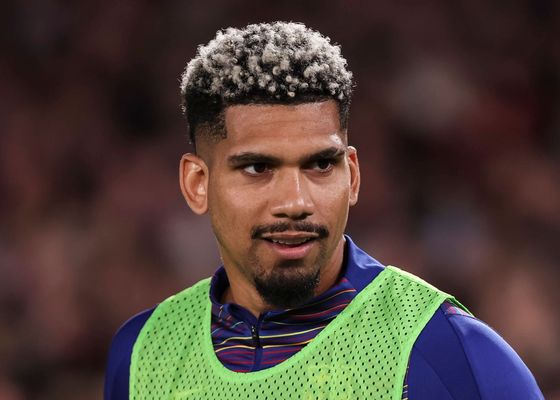 Araujo no contempla salir del Barcelona en el mercado de fichajes