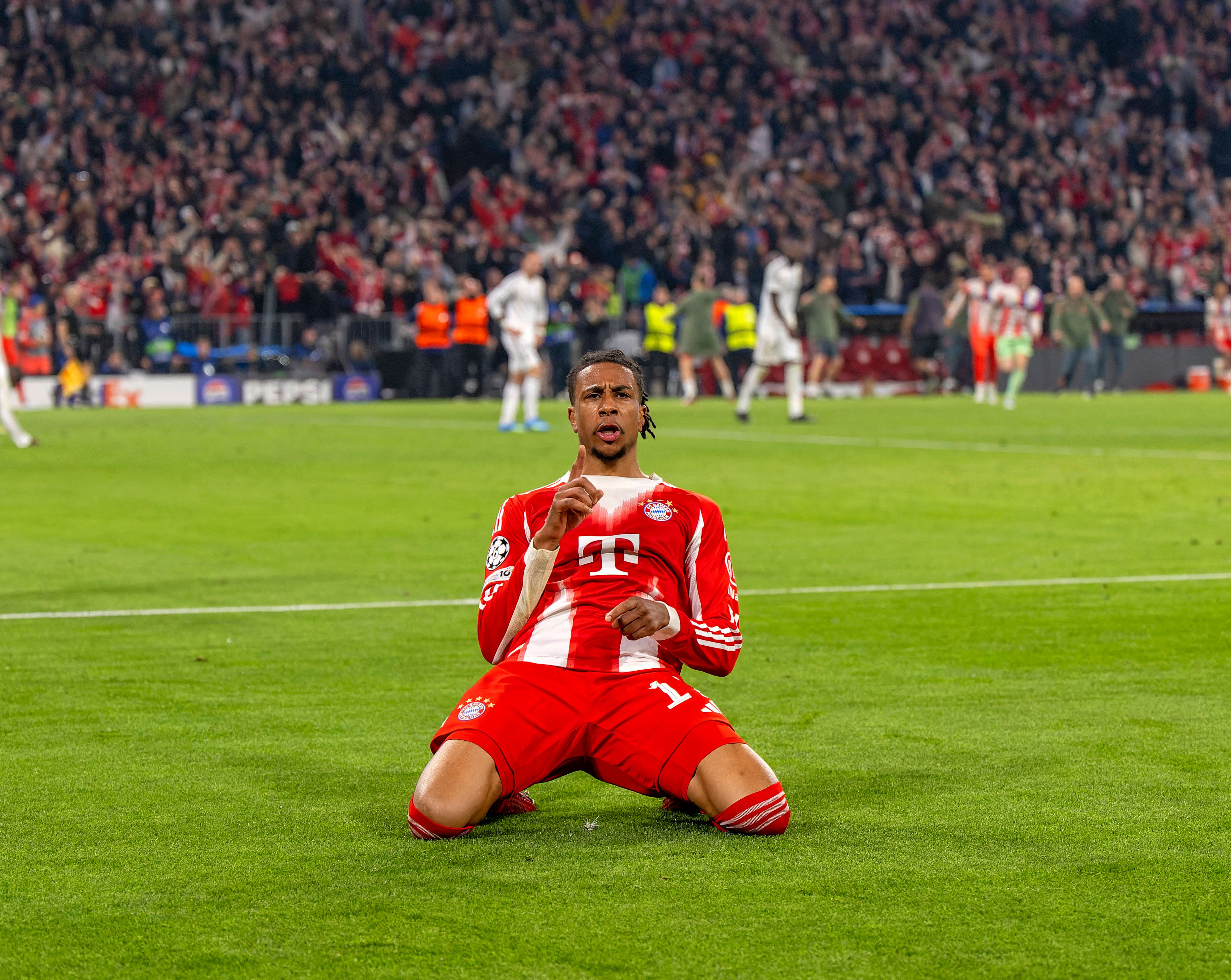 Olise firma su gran eliminatoria de Liga de Campeones con el Bayern: gol y asistencia que dan la razón a Kompany