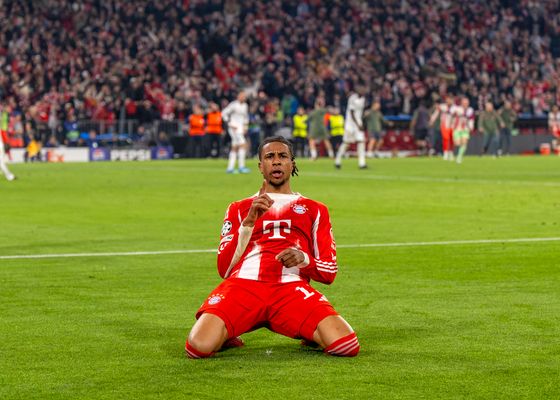 Olise firma su gran eliminatoria de Liga de Campeones con el Bayern: gol y asistencia que dan la razón a Kompany