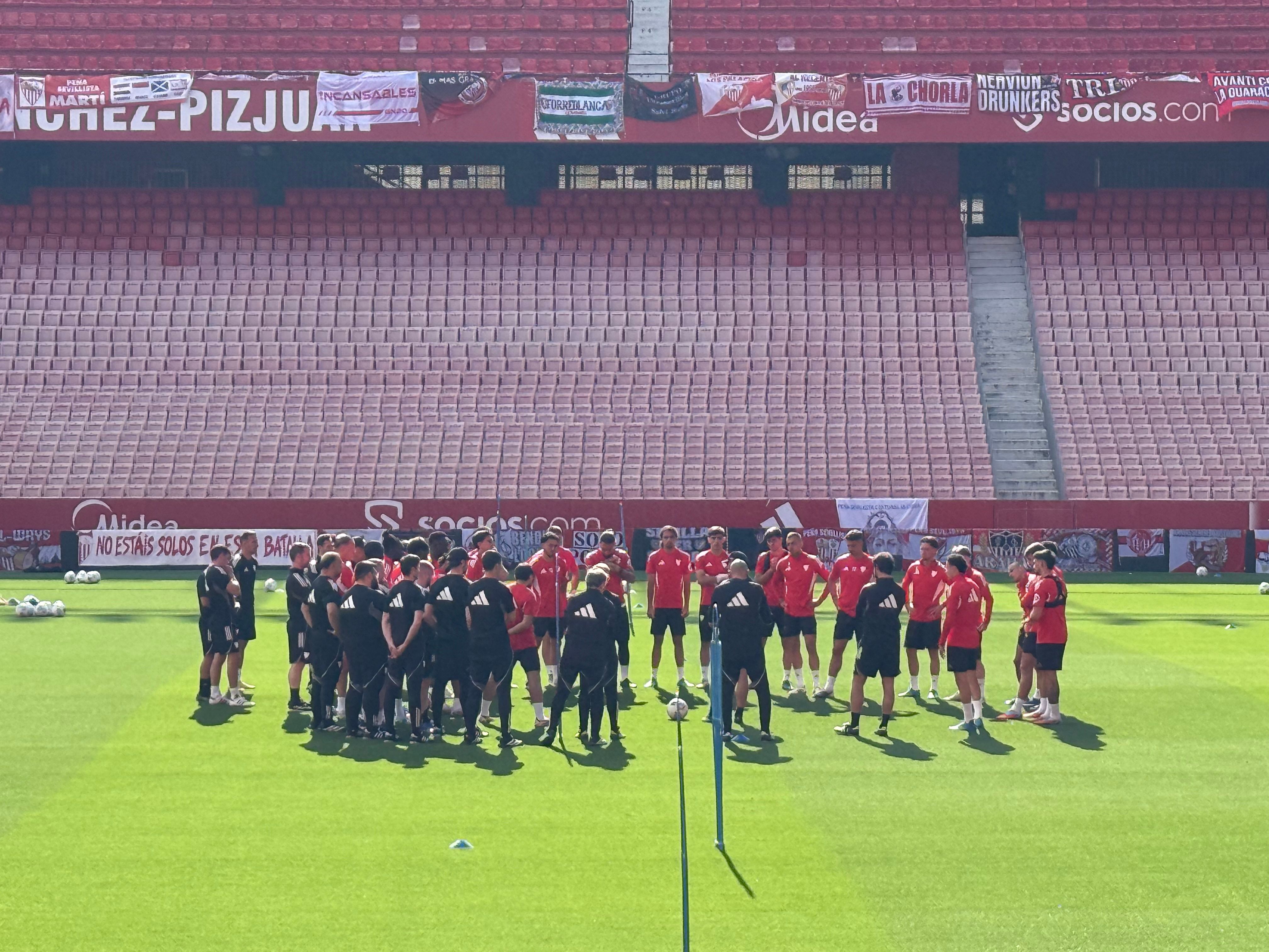 La afición del Sevilla vuelve a hacerse notar en la batalla por la permanencia con Nico Guillén presente