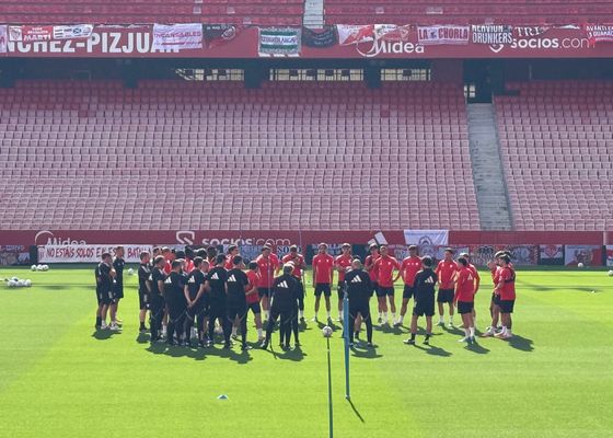 La afición del Sevilla vuelve a hacerse notar en la batalla por la permanencia con Nico Guillén presente