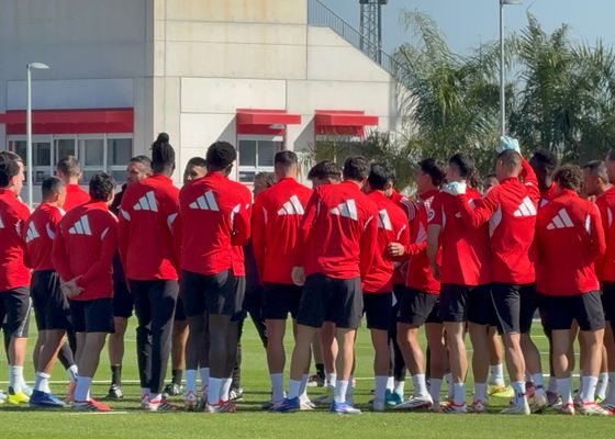 Azpilicueta y Maupay regresan al trabajo con el Sevilla y apuntan al Camp Nou
