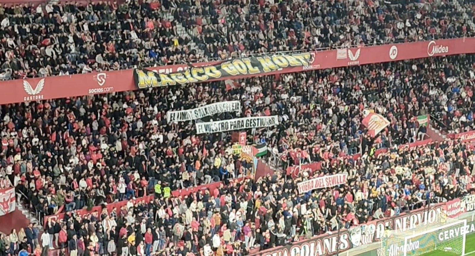 El grupo ultra Biris Norte vuelve a girarse con pancartas contra la directiva del Sevilla