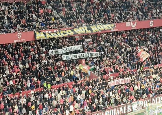 El grupo ultra Biris Norte vuelve a girarse con pancartas contra la directiva del Sevilla