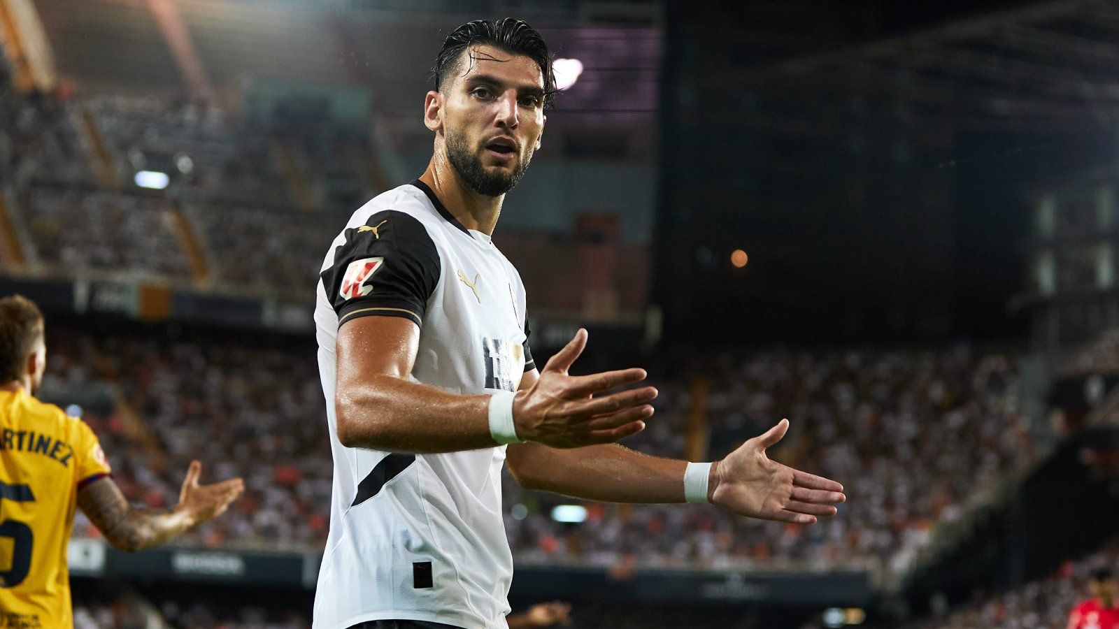 El Valencia se vuelve a lanzar al mercado en busca de un delantero tras el fracaso de Rafa Mir