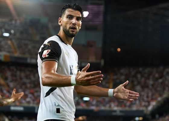 El Valencia se vuelve a lanzar al mercado en busca de un delantero tras el fracaso de Rafa Mir