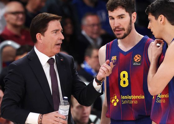 Xavi Pascual carga contra sus jugadores tras la derrota ante el Hiopos Lleida 