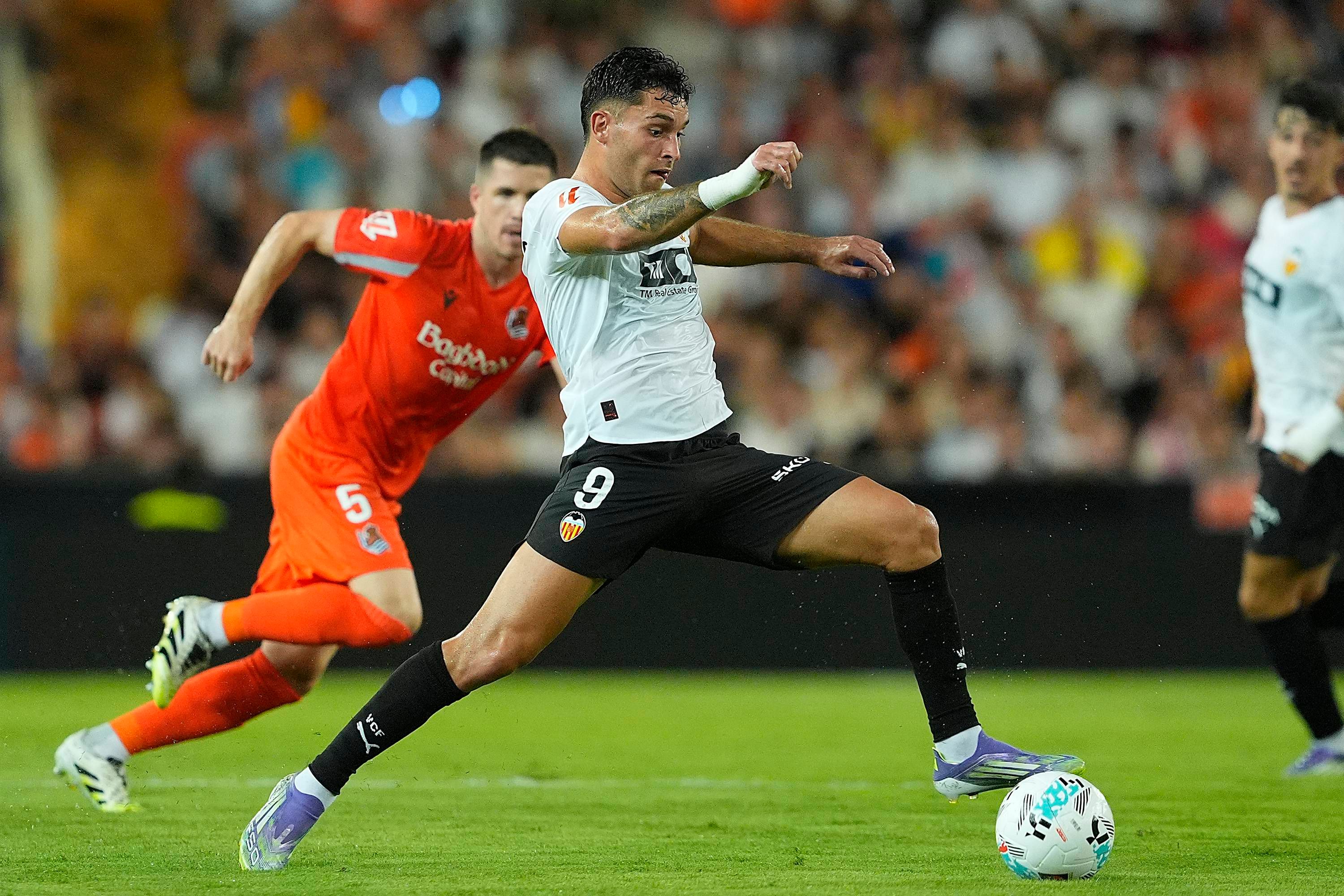 Hugo Duro, cerca de seguir haciendo historia con el Valencia