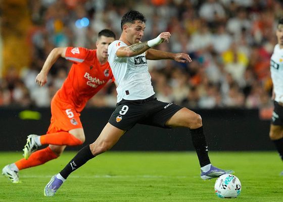 Hugo Duro, cerca de seguir haciendo historia con el Valencia