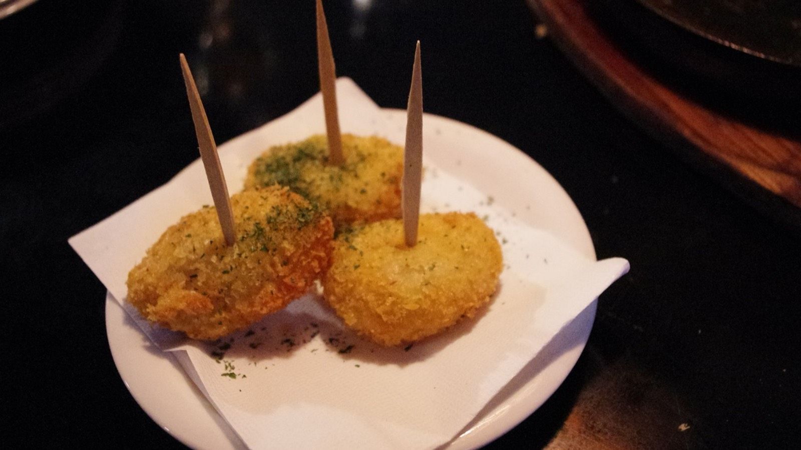 El motivo de bares y restaurantes para que nunca cuadren las croquetas en las raciones