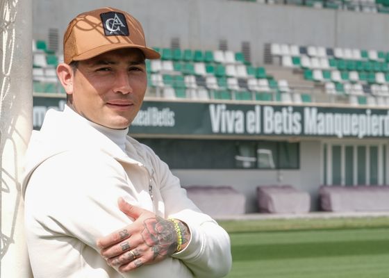 Chimy Ávila: "En el derbi hay que hacer de cirujano y cuidar el corazón de los béticos"