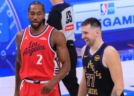 Luka Doncic le enseña la puerta a Kawhi Leonard