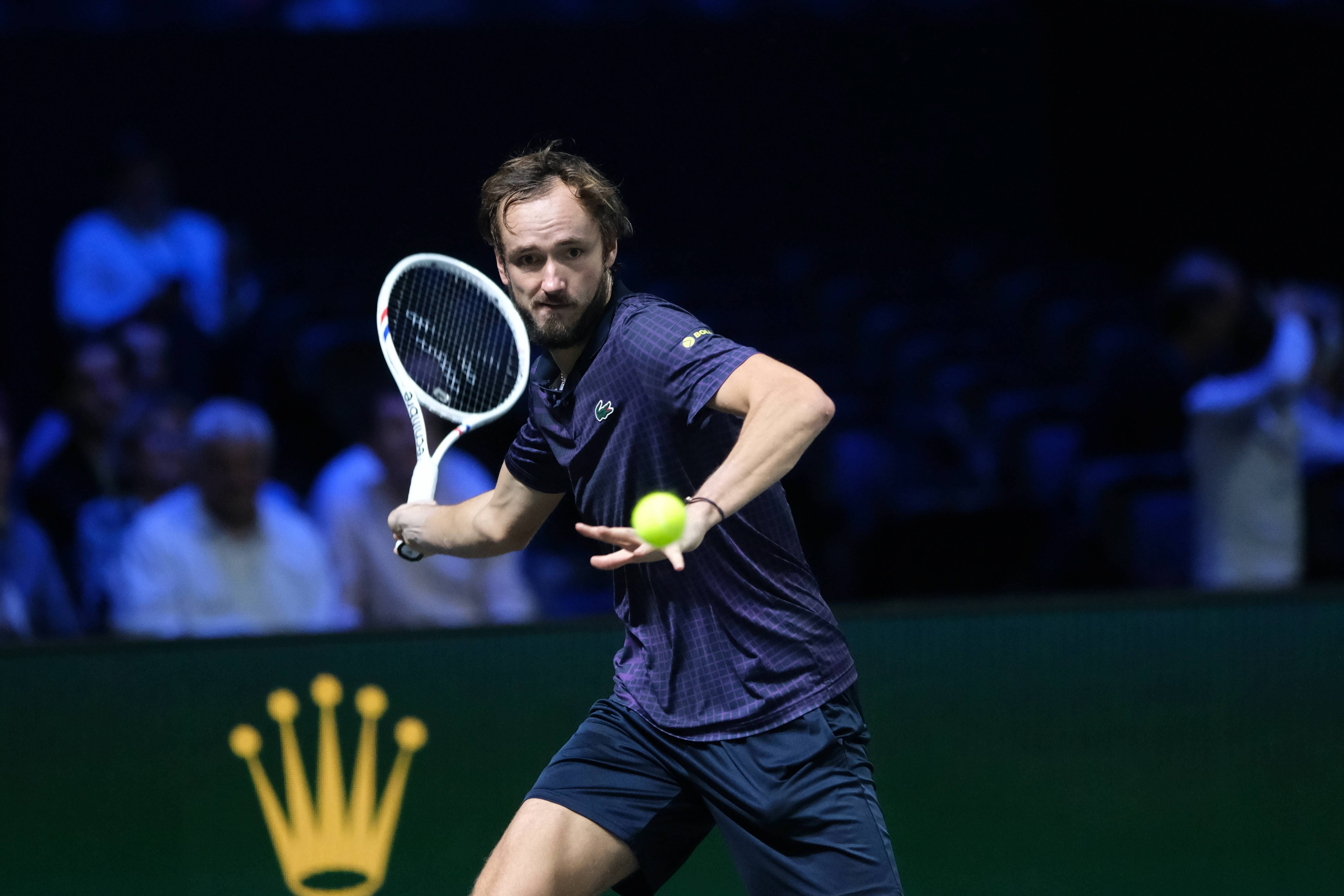 Duro revés de Medvedev al tenis español en París