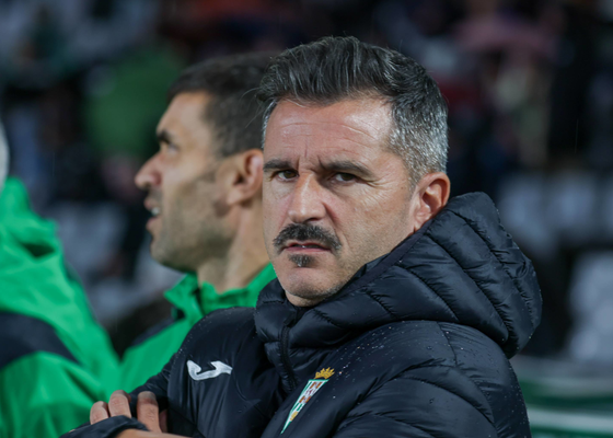 Iván Ania tiene que ser sujetado en el Córdoba cuando iba en busca del árbitro