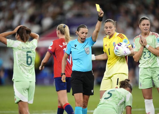 Lío con la árbitra de la final de España
