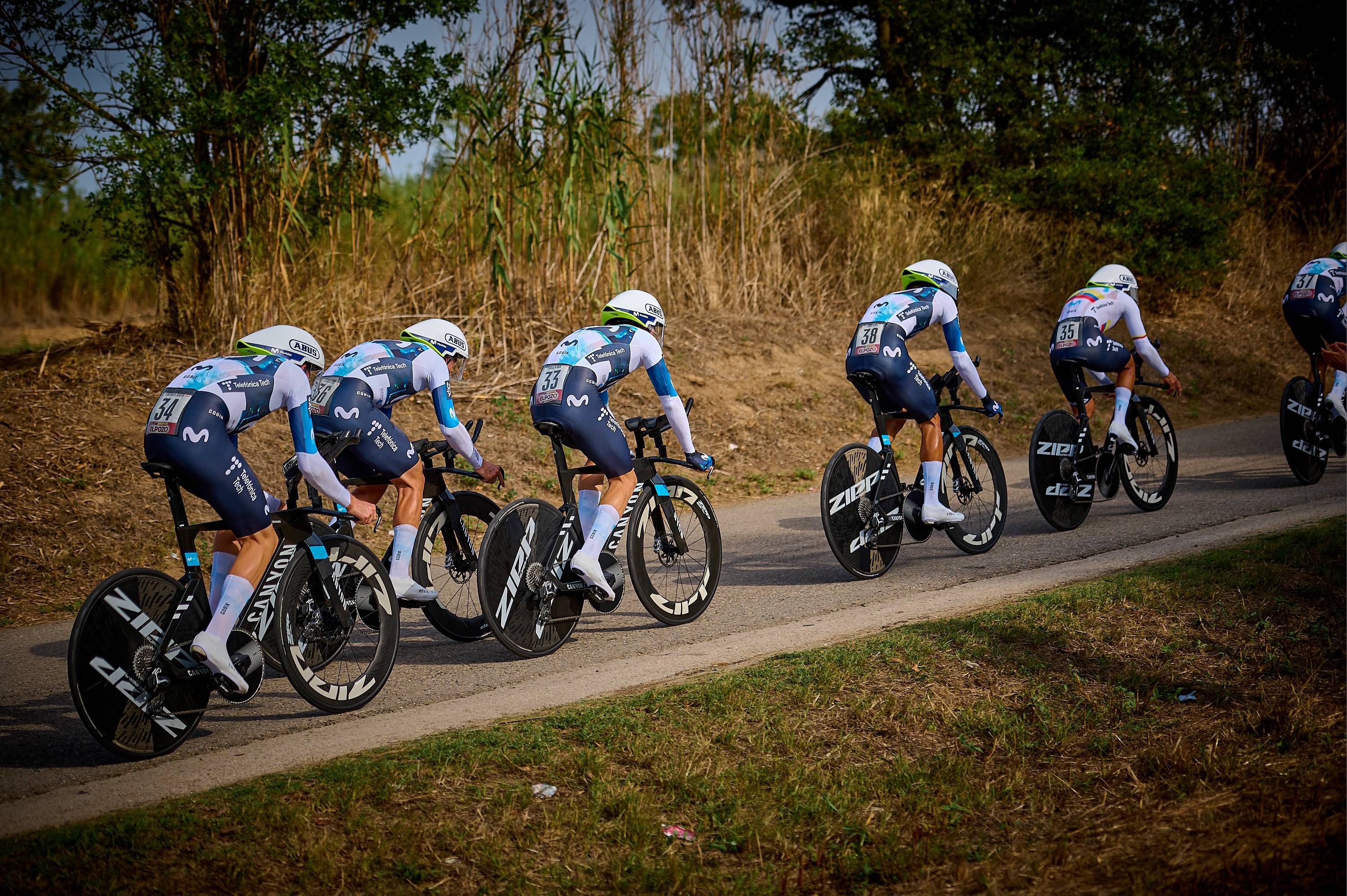 La Vuelta sufre un nuevo escándalo: un manifestante provoca la caída de un ciclista español del Movistar Team