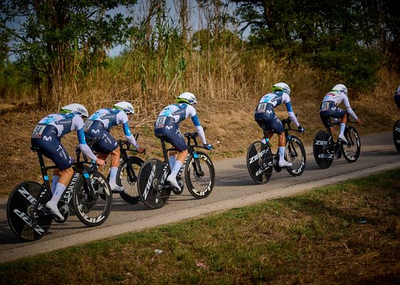 La Vuelta sufre un nuevo escándalo: un manifestante provoca la caída de un ciclista español del Movistar Team