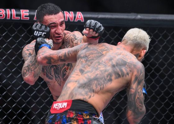 Charles Oliveira aplasta a Max Holloway y se convierte en el nuevo BMF de la UFC