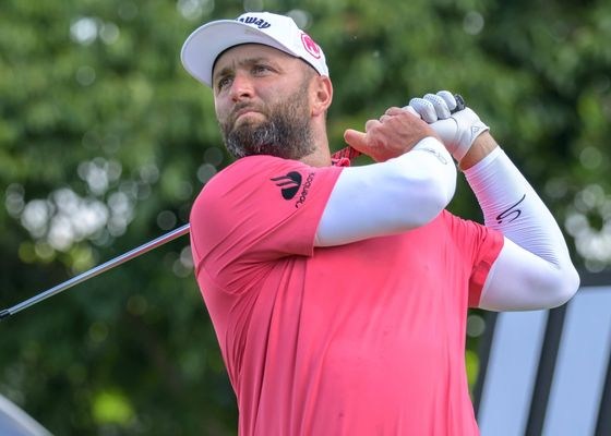 Jon Rahm da un paso atrás y se queda sin margen de error