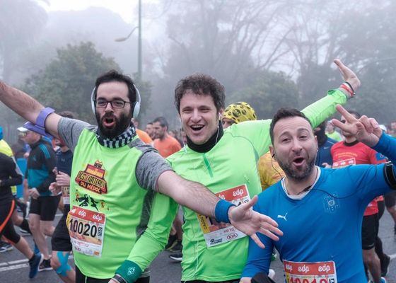 La niebla da la bienvenida al Medio Maratón de Sevilla